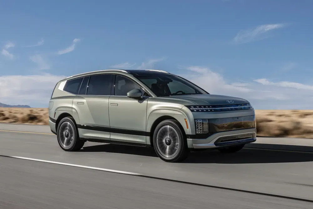 Vue avant du Hyundai IONIQ 9 électrique sur fond sombre