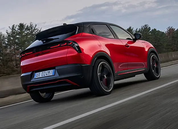 Vue avant de l’Alfa Romeo Junior électrique, phares allumés