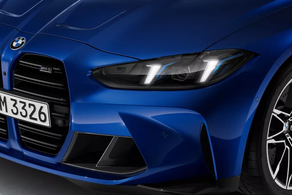 Vue avant de la BMW M4 avec signature lumineuse distinctive