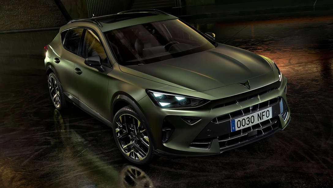 Vue de profil du Cupra Formentor Hybride rechargeable sur route, design sportif et élégant