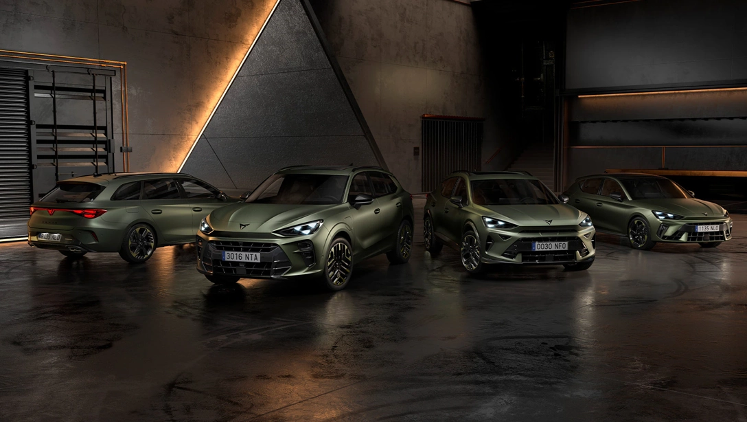 Vue latérale de la Cupra Leon Sportstourer hybride rechargeable sur route de campagne