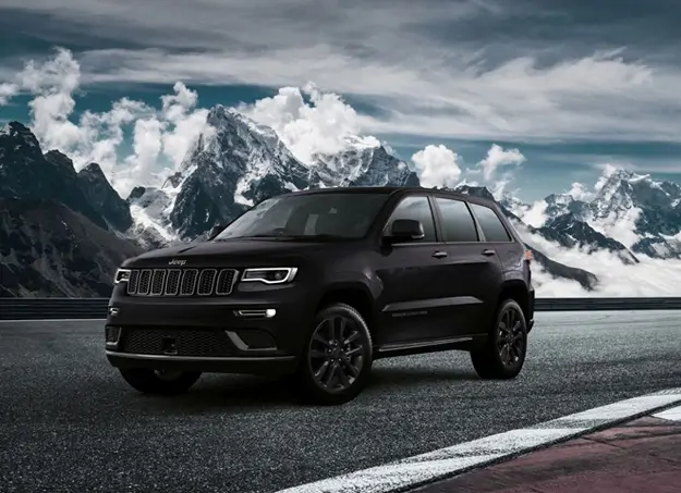 Vue trois quart sur route du Jeep Grand Cherokee Hybride