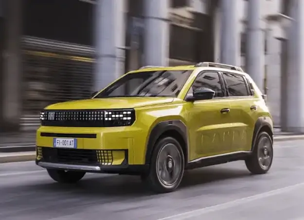 Fiat Grande panda vue trois quart avant sur route