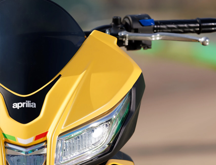 Vue avant de la Aprilia Tuono 125