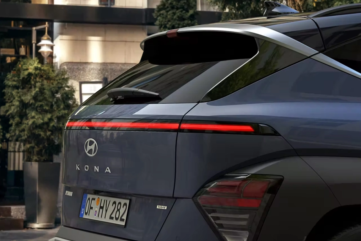 Profil latéral du Hyundai KONA Hybrid en mouvement