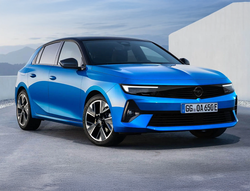 Vue avant de l’Opel Astra sur fond noir