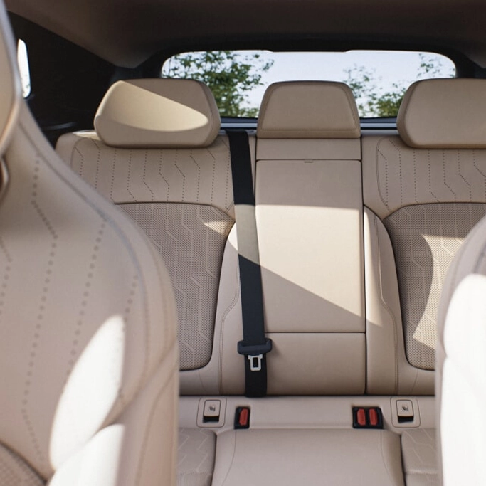 Vue banquette arrière du Lynk & Co 08 hybride rechargeable sur route