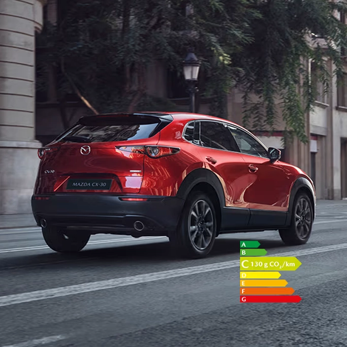 Vue arrière du Mazda CX-30 affichant les technologies embarquées